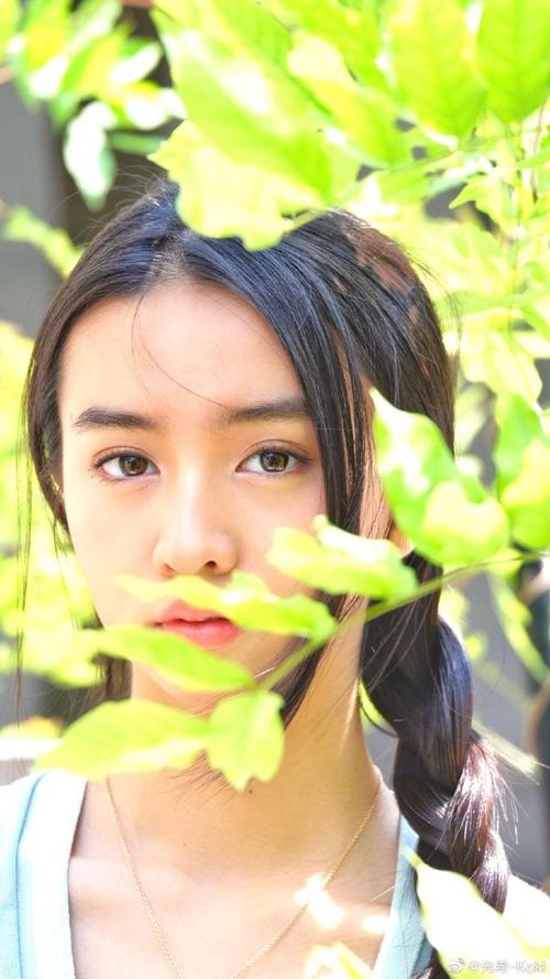 木村光希晒美照姐姐心美掌镜 漫步绿丛光影间展青春
