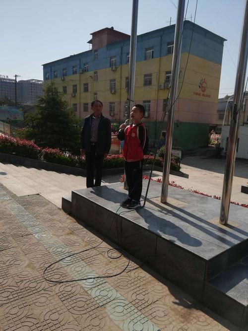 本次升旗仪式主持人是501班汪文政同学,他那清脆嘹亮的嗓音,深深地