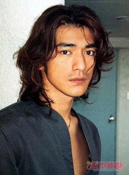 这款是金城武比较早期的造型了,三七分梳理的中长发两侧的刘海发丝有