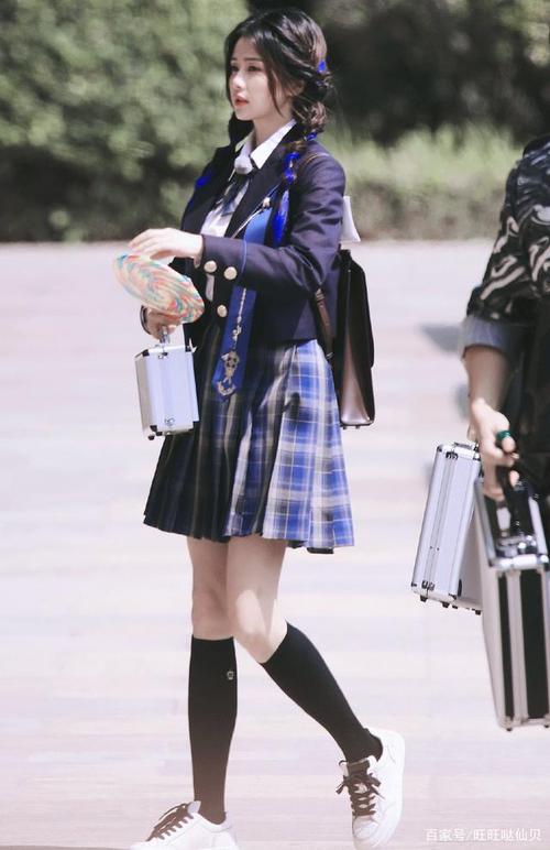 白鹿穿jk制服参加节目,青春靓丽又养眼!jk制服真"火"!