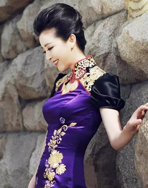 穿什么旗袍配什么样的发型好看?不同的风格搭配起来让