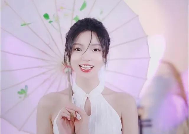 不管其身份是网红还是歌手,按从业分类,小潘潘从事的是文艺工作