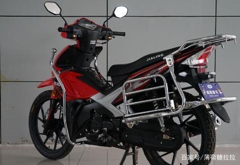嘉陵经典弯梁摩托车,配蝶形led米,功率6.4,油耗1.6l