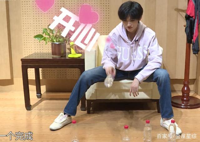 宋亚轩坐小沙发跳手势舞,看清他的坐姿,网友:你还是个