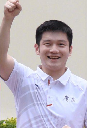 樊振东喝上秋天第一杯奶茶教练问他好喝不东哥粤语回一个字正