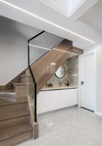 楼梯 利用楼梯下面空间做成一楼外卫干区,同时使空间视野增大.