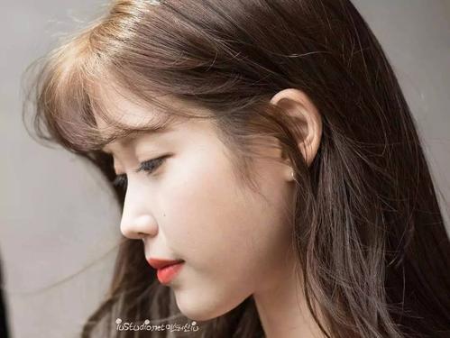 夏季发型教程 | 如何通过卷发编发,轻松改造毫无生机的日常发型?