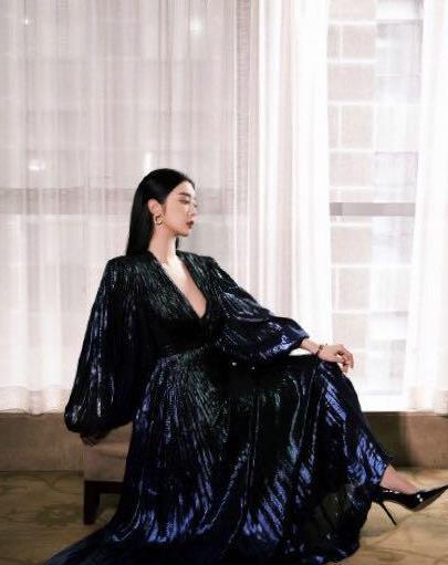 蓝绿色渐变v领礼服裙,上身太有范