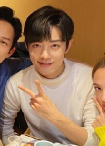 肖战和女生合影笑容超级灿烂,看清对方颜值,你们恋爱我都不管