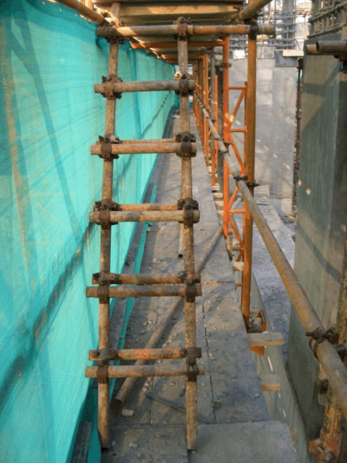 爬梯采用钢管扣件搭设,宽度500mm,倾斜角度45度,架体步高1800mm,每步