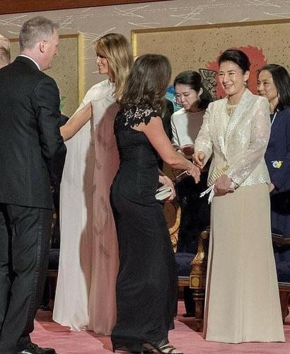 梅拉尼娅出访日本频频换装,斗篷裙刺绣花纹精致,价格高昂却显胖