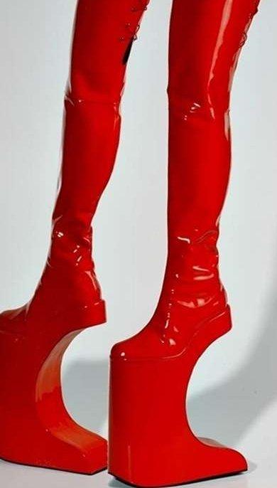 盘点那些造型奇葩的高跟鞋 网友:女人是世界上最坚强的!