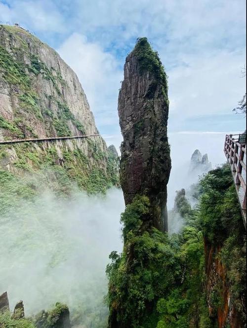 莽山五指峰就成为了备受女神们青睐的旅游地   这三天一批又一批