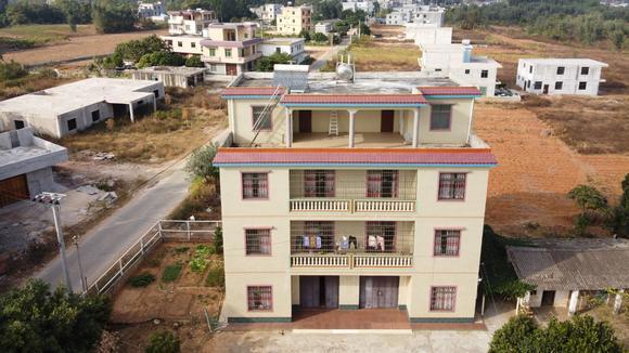 广西农村小伙请挖土机去山里挖地 一小时300块 八小时