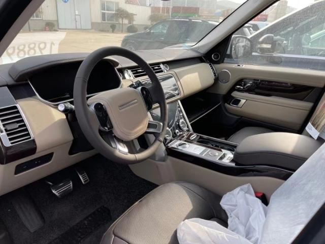 新款路虎揽胜行政内饰一如既往的精致内敛,如同绅士.