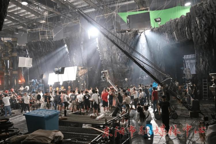 横店摄影棚内热闹的拍摄场景.