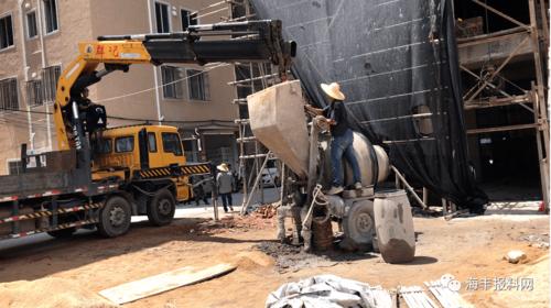 【周边】在建楼房工地,搅拌机被执法人员拖走.