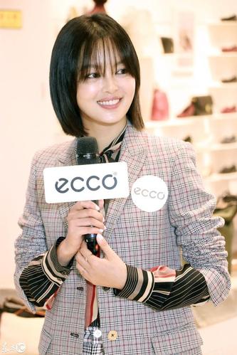 辛芷蕾在上海,穿格子服微笑现身,系优雅领带出席品牌活动