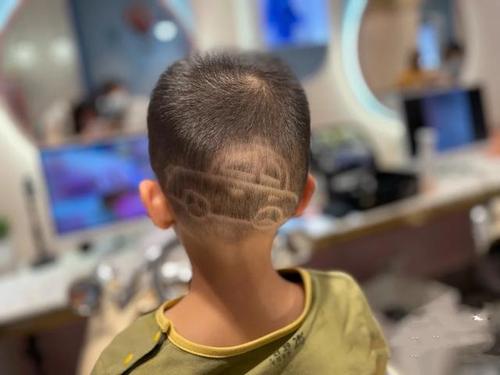0一1岁男宝宝创意发型,这样剪帅气又清爽,也是创意十足