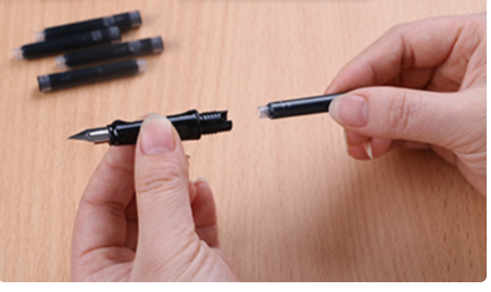 墨囊式钢笔怎么装墨囊图解