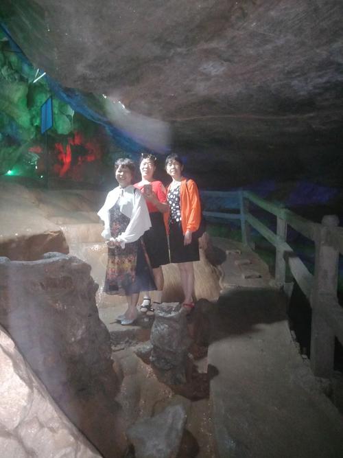 六位同学畅游永丰县大仙岩景区(溶洞). 拍摄制作:袁兴