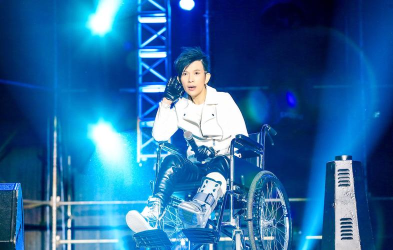 潘美辰带伤演出轮椅侠 万人鼎沸不知全靠止痛药