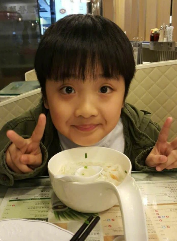 还记得吴镇宇的儿子费曼吗,如今12岁帅到认不出
