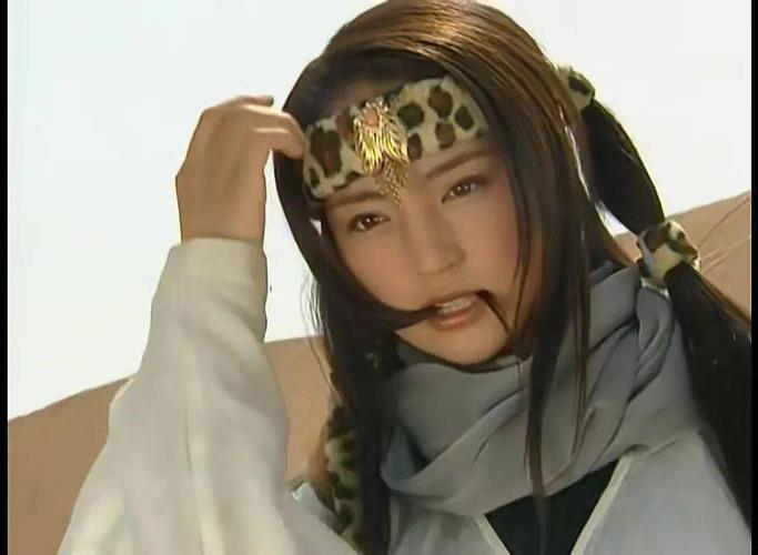 雪花女神龙里上官燕怎么老咬头发