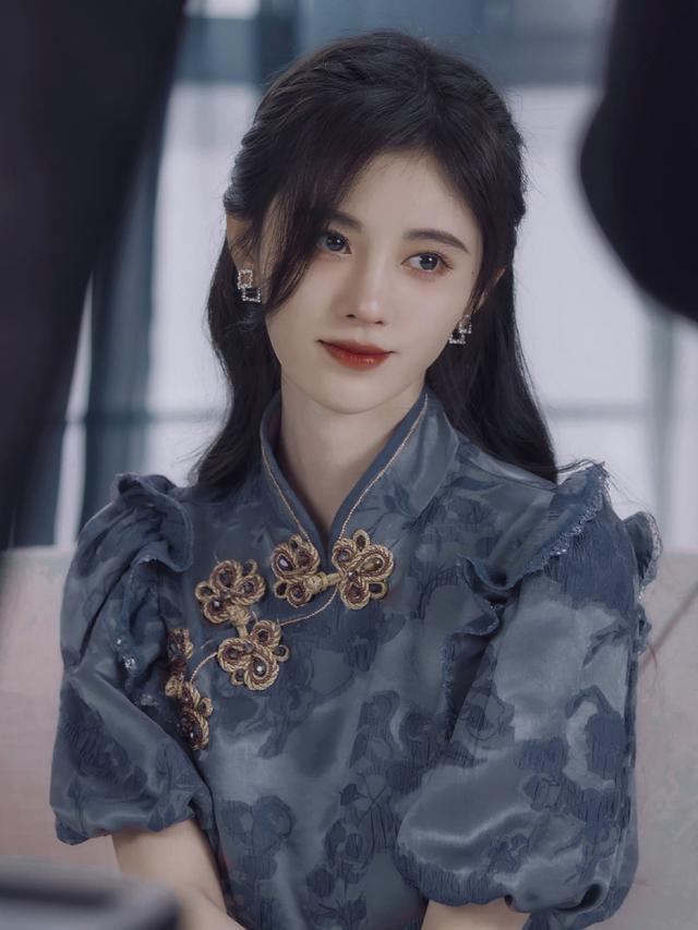 鞠婧祎颜值不作假穿改良款旗袍有双重气质看着复古更潮流