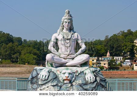 在印度瑞诗凯诗,湿婆神雕像