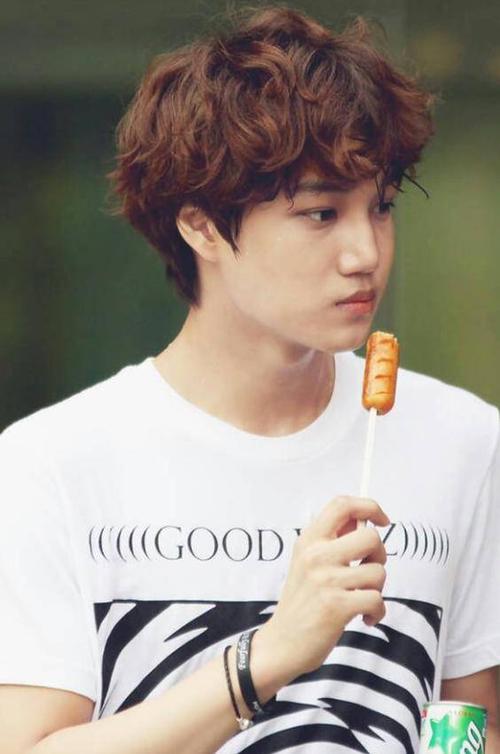 金钟仁的强心脏认证,手机快没电还开直播,连经纪人都