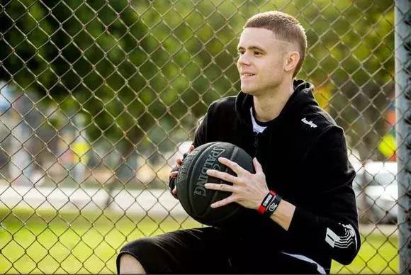 两人并称黑白双煞      教授也是在and1出名 的街球手   首次