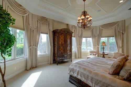 2,上图这种欧式风格的卧室装饰将书房和卧室融为一体,而且不拥挤.