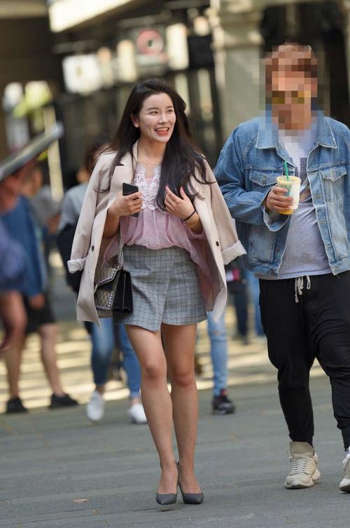 街拍:高跟鞋不仅时尚漂亮,也体现了青春活力的气质