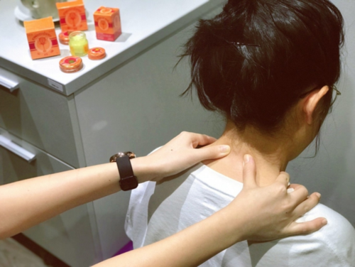 分享泰式指压的方法肩膀酸痛可以按摩缓解办公室综合症