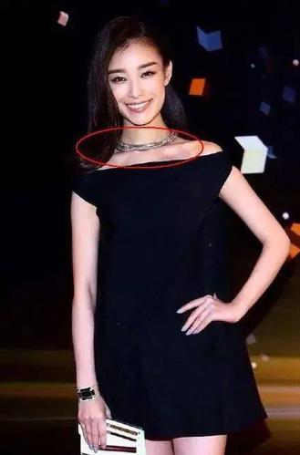倪妮的锁骨又平又兜,连项链都垂不下来,刘亦菲露肩装暴露了她的小缺点