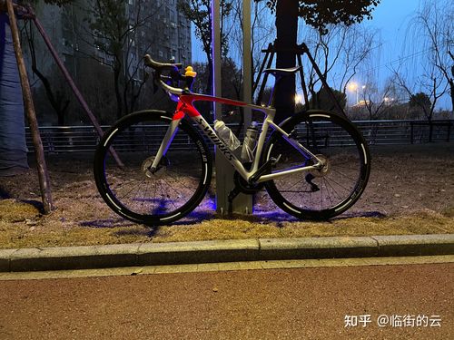 身高184买了闪电58码的公路车,销售简单让我上车试了试建议我56码,在