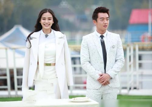 baby撕名牌环节偷袭郑恺,对方一脸无奈,主动将名牌递到她手中