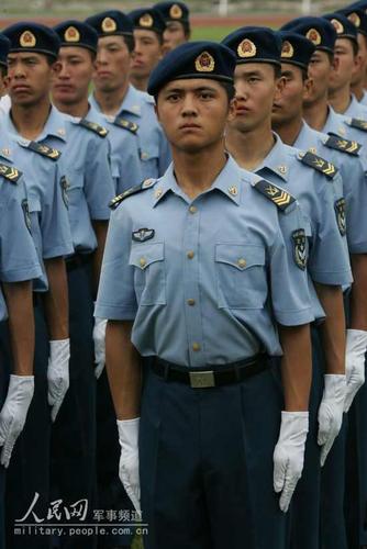 着夏常服的空军士官