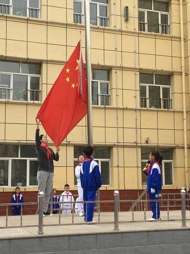 升旗手夏梦竹向大家做了自我介绍,并希望自己能做一名更优秀的少先