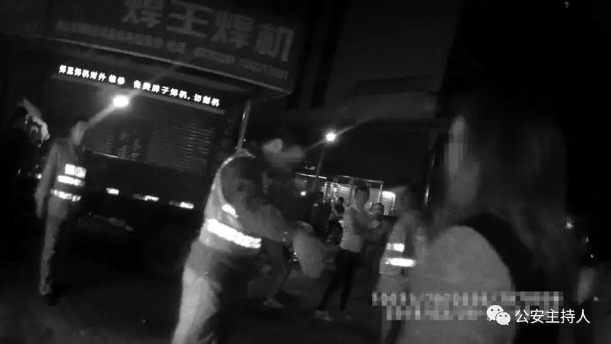 一名醉酒女子在金澜北路当街闹事,甚至还当众脱下短裙裸奔