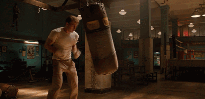 随后,美队(一如既往)在打沙包.