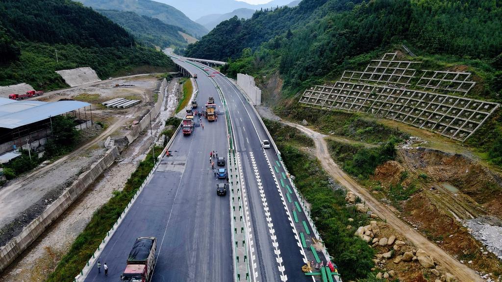 峨汉高速今年通车段沥青路面贯通,峨边即将进入"高速时代"
