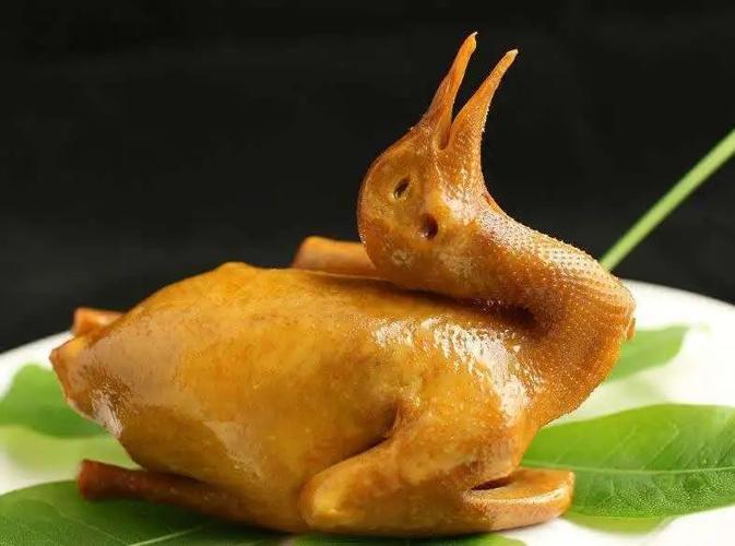 上海有腔调 卤水乳鸽的做法和脆皮乳鸽很相似,不过二者侧重不同,前者