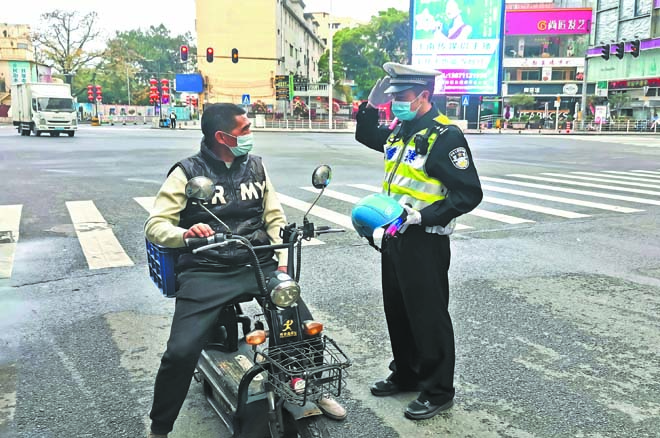 交警执勤忙 恪尽职守保畅通