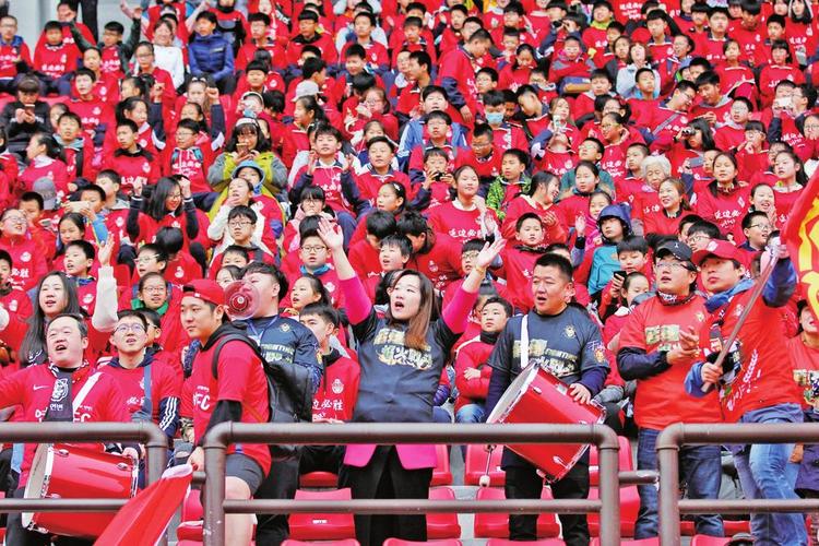 观众席上球迷们此起彼伏地为比赛呐喊助威.李今女摄