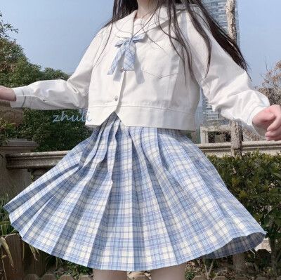 女生半身头像短裙