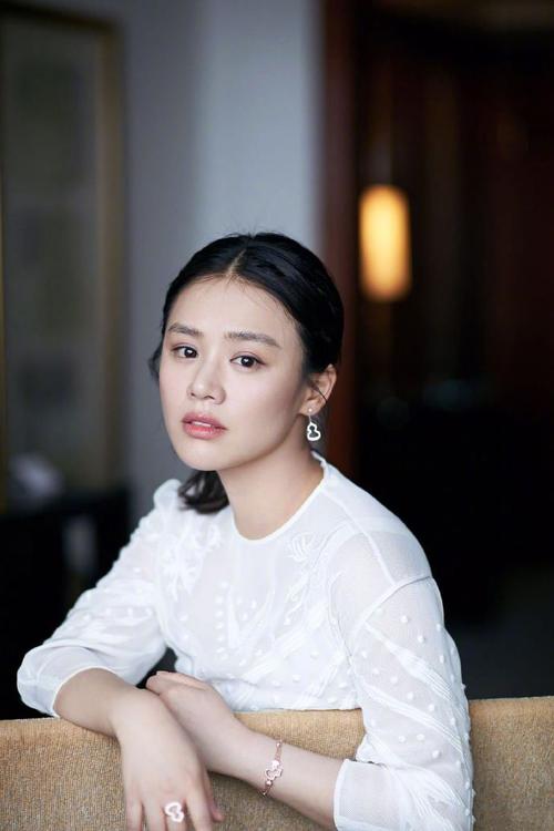 简介:马思纯优雅大方活动写真图片,分享一组马思纯图片给大家,图中的