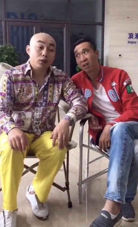 条子哥韩兆搭档潘长江,当导演开直播不亦乐乎,拒谈与杨议关系