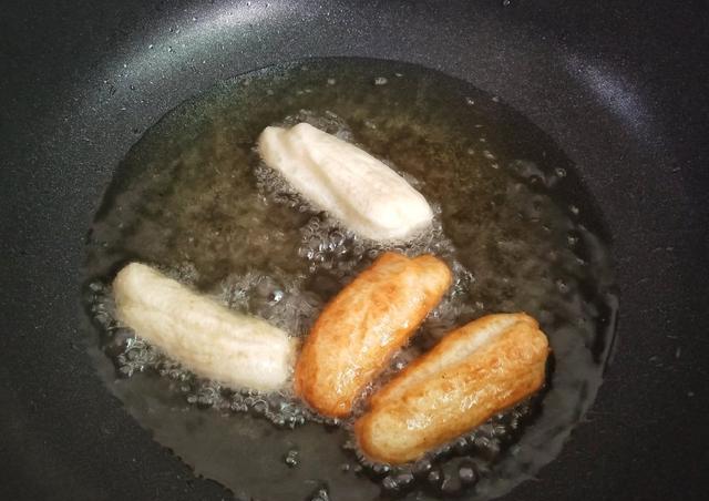 在家自制油条早起30分钟就能吃到放心的蓬松油条